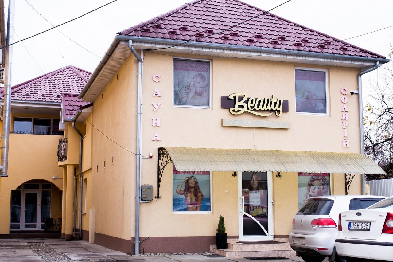Hotel Beauty Complex à Berehove  Extérieur photo